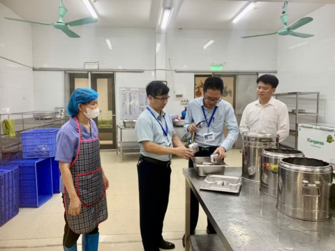 Bắc Ninh: Kiểm tra đột xuất, siết chặt ATTP trong bếp ăn trường học