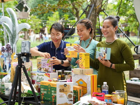 Định hình trụ cột mới cho thương mại điện tử xuyên biên giới