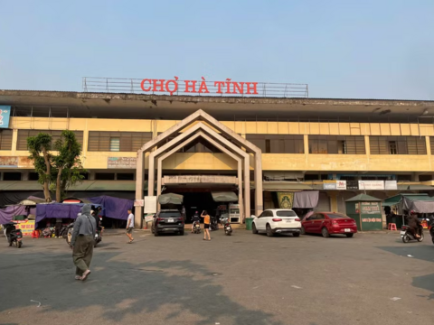 Xác minh vụ bảo vệ chợ Hà Tĩnh tạm giữ hàng hóa trên vỉa hè