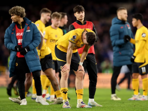 Xác định đội đầu tiên xuống hạng Ngoại hạng Anh