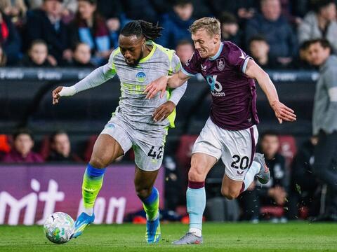 Thắng Burnley, Man City vươn lên chiếm ngôi đầu bảng Ngoại hạng Anh