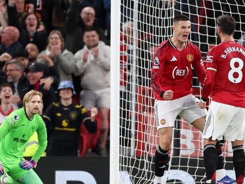 Manchester United thắng sát sao 2-1, tiến gần suất dự Champions League