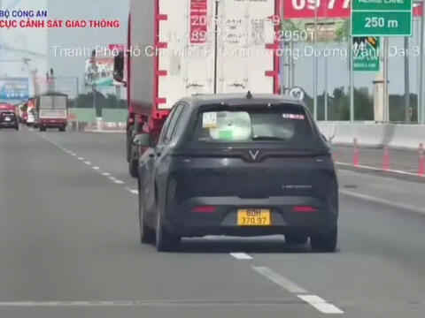 Xử phạt 69 trường hợp xe chuyển làn không bật xi nhan trên cao tốc