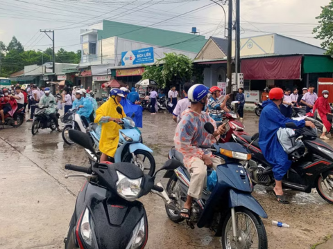 Phụ huynh An Giang lặng lẽ tiếp sức cùng con trong Kỳ thi tuyển sinh vào lớp 10