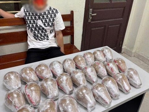 Bắt quả tang 2 đối tượng vận chuyển gần 10 kg pháo nổ đi bán