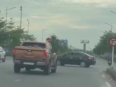 Bị phạt vì quay đầu ô tô tại đầu cầu vượt