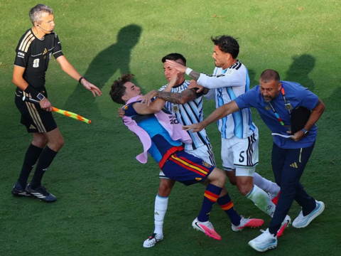 Cầu thủ Argentina tiếp tục nhận thẻ đỏ sau trận thua Tây Ban Nha