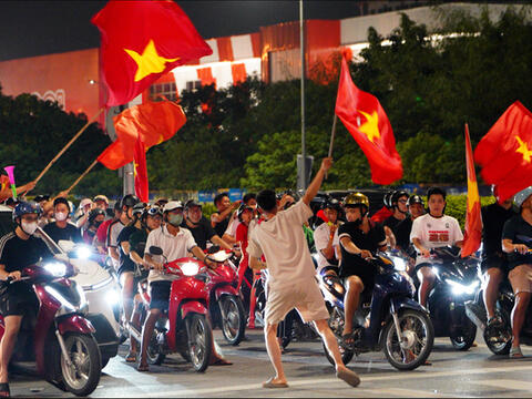 Thủ đô Hà Nội rợp cờ đỏ sao vàng, trắng đêm ăn mừng Đội tuyển Việt Nam vô địch