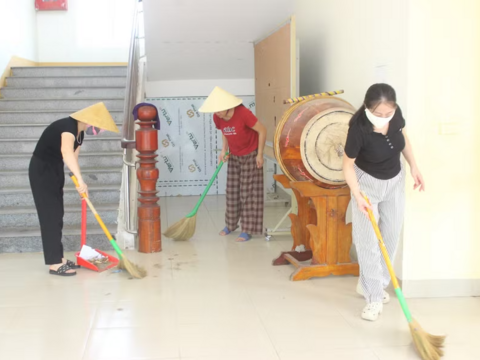 Giáo viên cùng phụ huynh hối hả chuẩn bị cho ngày tựu trường