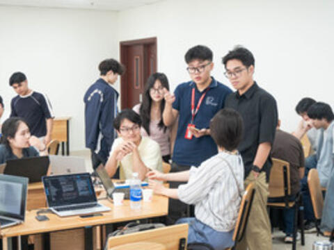 Sinh viên đa quốc gia giải quyết bài toán thực tiễn bằng Internet Vạn vật và AI