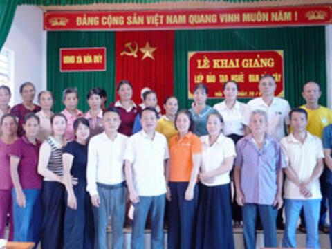 Từ lớp học nghề đến hợp tác xã đan bèo tây ở Hóa Quỳ
