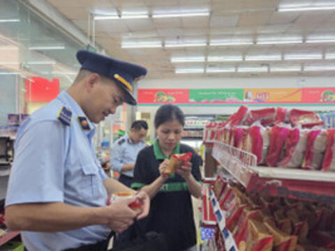 Kiểm soát mặt hàng Tết Trung thu, ngăn hàng lậu 'tuồn' ra thị trường
