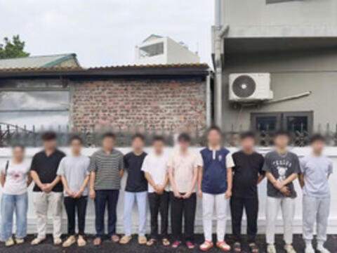 Khởi tố nhóm người lôi kéo học sinh, sinh viên bán tài khoản ngân hàng