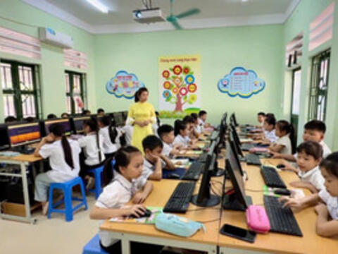 Mở 'cánh cửa số' cho học sinh vùng cao