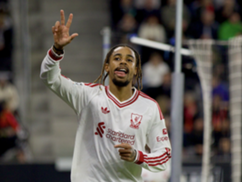 Tiền đạo Pháp đi vào lịch sử Liverpool