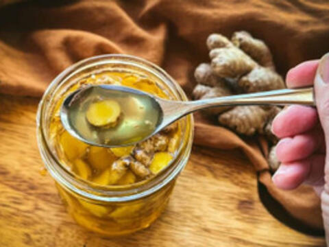 Tác dụng bất ngờ của lọ gừng nướng ngâm mật ong khi trời trở lạnh