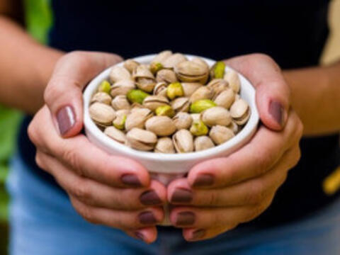 Ăn hạt dẻ cười giúp bạn ngủ ngon hơn?