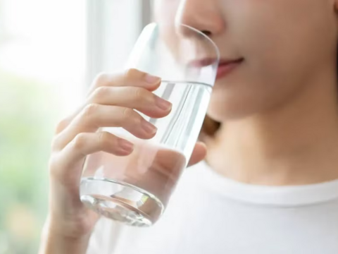 Lợi ích không ngờ khi uống một ly nước ấm buổi sáng