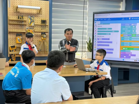 Nâng cao năng lực STEM, Robotics và giảng dạy các môn khoa học bằng tiếng Anh