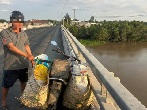 Xử lý người đàn ông ở Cần Thơ định vứt 4 bao mảnh thủy tinh xuống sông