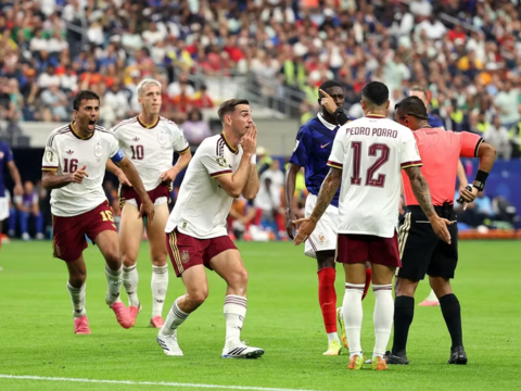Trọng tài ‘bẻ còi’ khó hiểu ở bán kết World Cup 2026