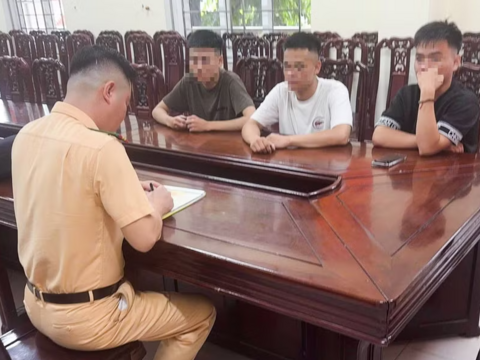 Công an Nghệ An xử phạt 60 trường hợp 'đi bão' vi phạm giao thông