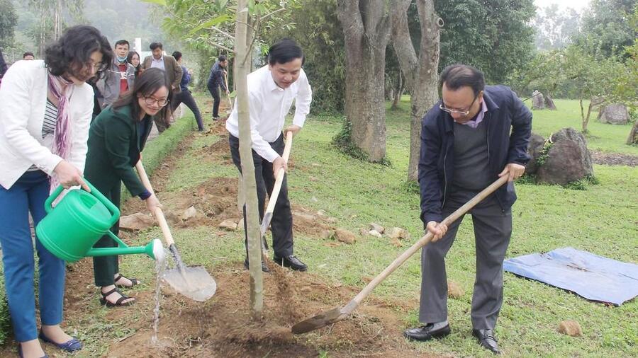 Đoàn đại biểu Quốc hội và HĐND tỉnh dâng hương tưởng niệm Chủ tịch Hồ Chí Minh và trồng cây đầu Xuân