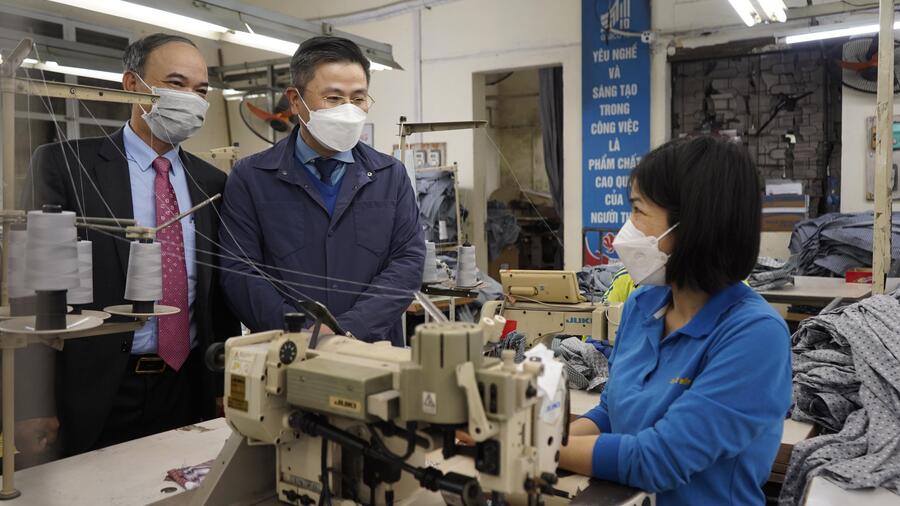 Chủ tịch LĐLĐ TP Hà Nội Nguyễn Phi Thường thăm, động viên người lao động hăng say sản xuất