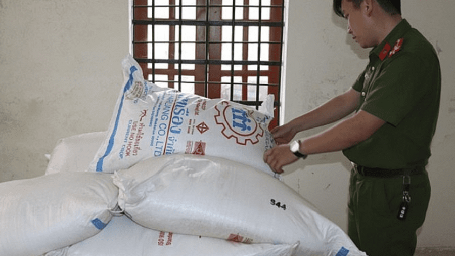 Nghệ An: Thu giữ 1,3 tấn đường cát 'lậu' tại một cửa hàng tạp hóa