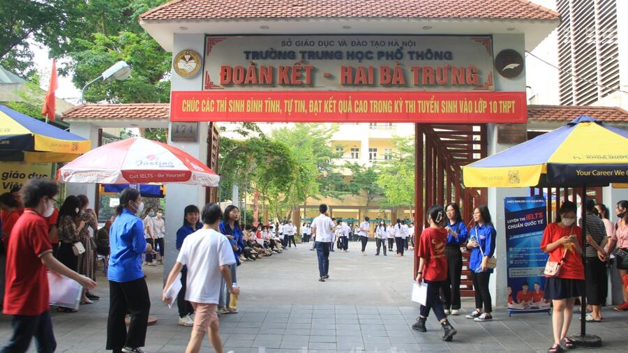 Thí sinh có mặt tại điểm thi từ sớm để bước vào môn thi cuối cùng