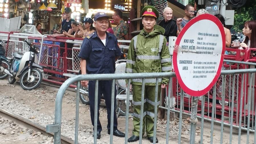 Công an phường Điện Biên nỗ lực xử lý vi phạm tại phố "cà phê đường tàu"