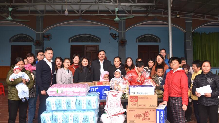 Tặng quà Mái ấm Thánh tâm chăm sóc trẻ mồ côi, khuyết tật, người già neo đơn