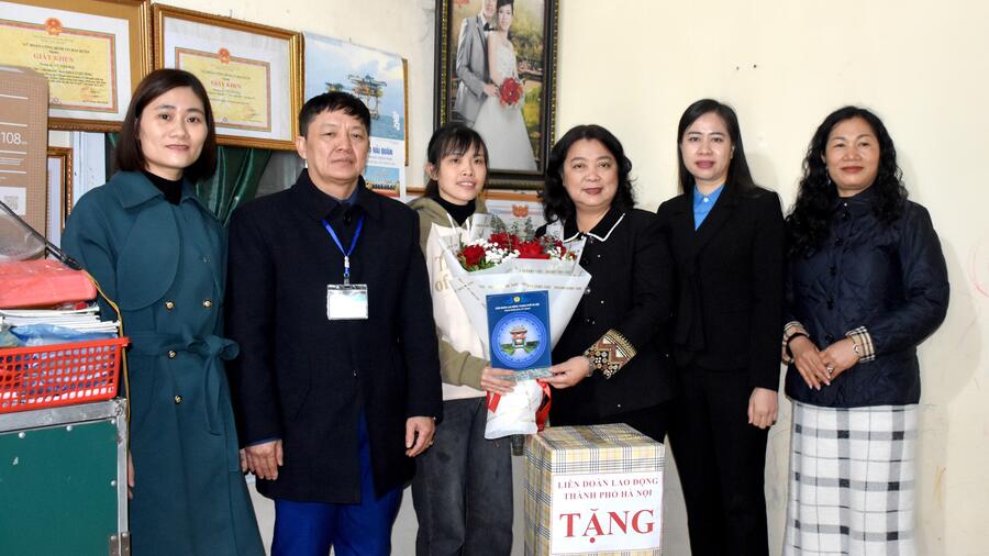 Lãnh đạo LĐLĐ thành phố Hà Nội tặng quà lao động nữ có hoàn cảnh khó khăn