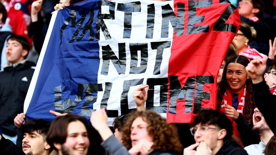 Thủ môn Aston Villa bị phản ứng dữ dội trên đất Pháp