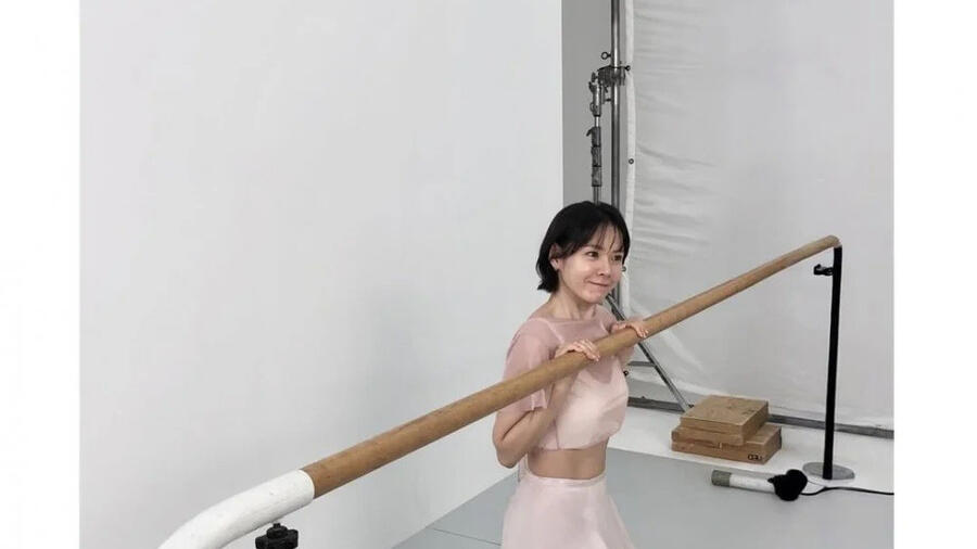 Son Ye Jin gây sốt với 'vòng eo con kiến' ở tuổi U50