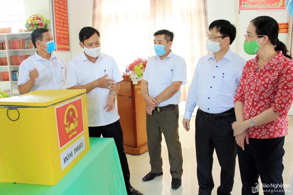 Lãnh đạo tỉnh kiểm tra công tác bầu cử tại huyện Diễn Châu, thị xã Cửa Lò