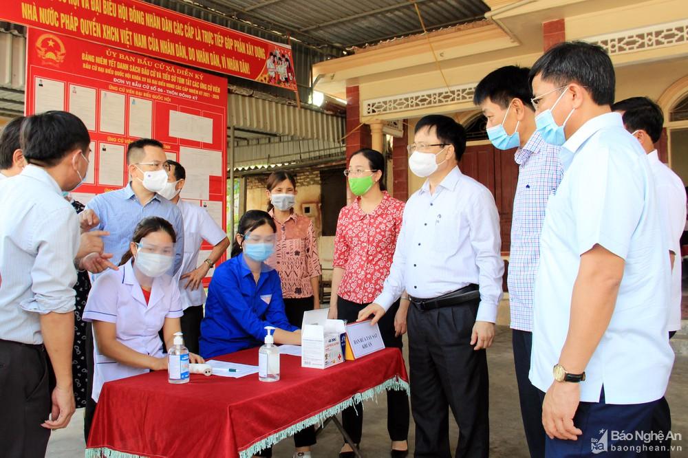 Lãnh đạo tỉnh kiểm tra công tác bầu cử tại huyện Diễn Châu, thị xã Cửa Lò