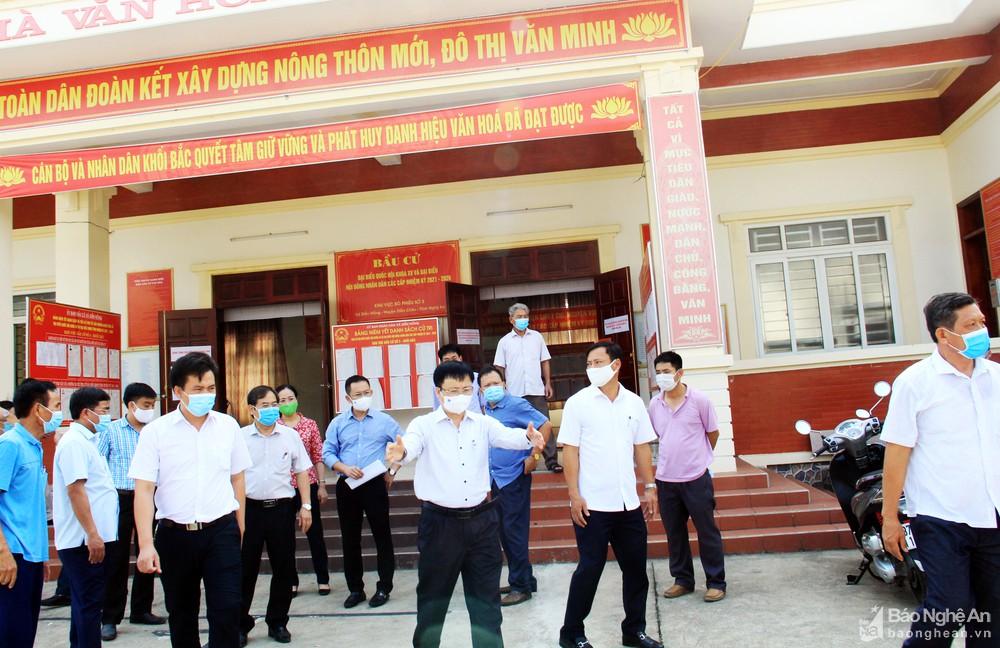 Lãnh đạo tỉnh kiểm tra công tác bầu cử tại huyện Diễn Châu, thị xã Cửa Lò