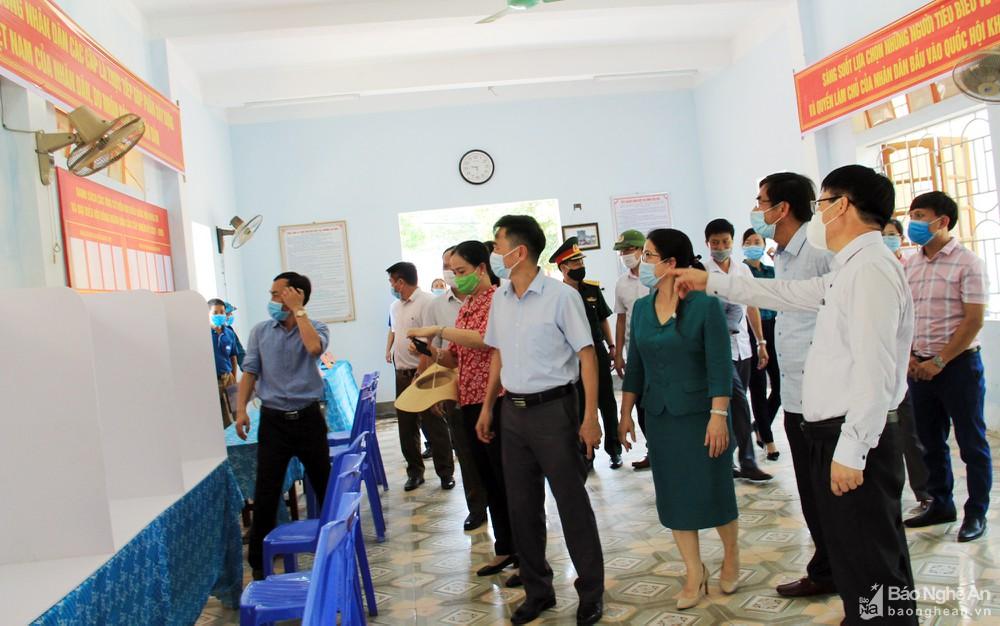 Lãnh đạo tỉnh kiểm tra công tác bầu cử tại huyện Diễn Châu, thị xã Cửa Lò