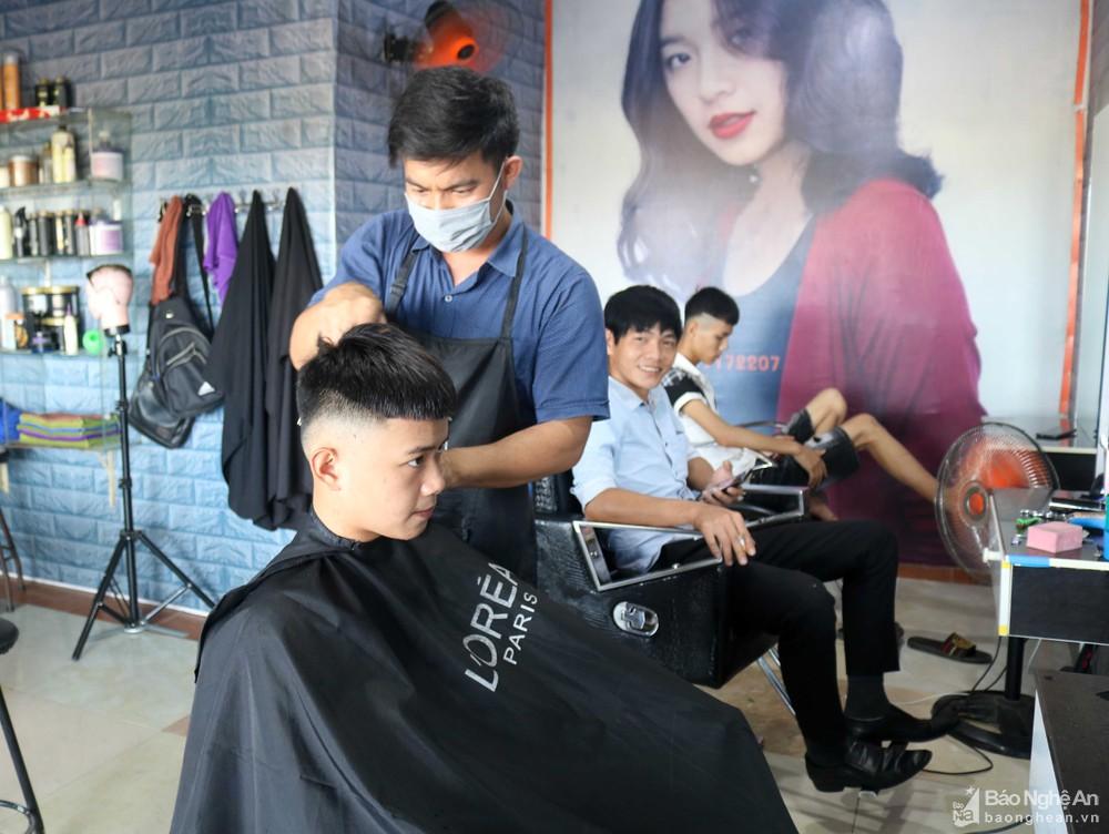 Phụ huynh Nghệ An 'đội nắng' hồi hộp chờ con ngoài phòng thi
