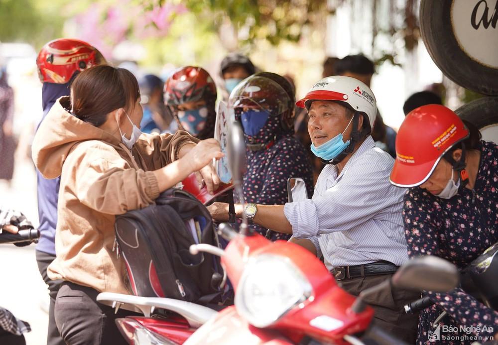 Phụ huynh Nghệ An 'đội nắng' hồi hộp chờ con ngoài phòng thi