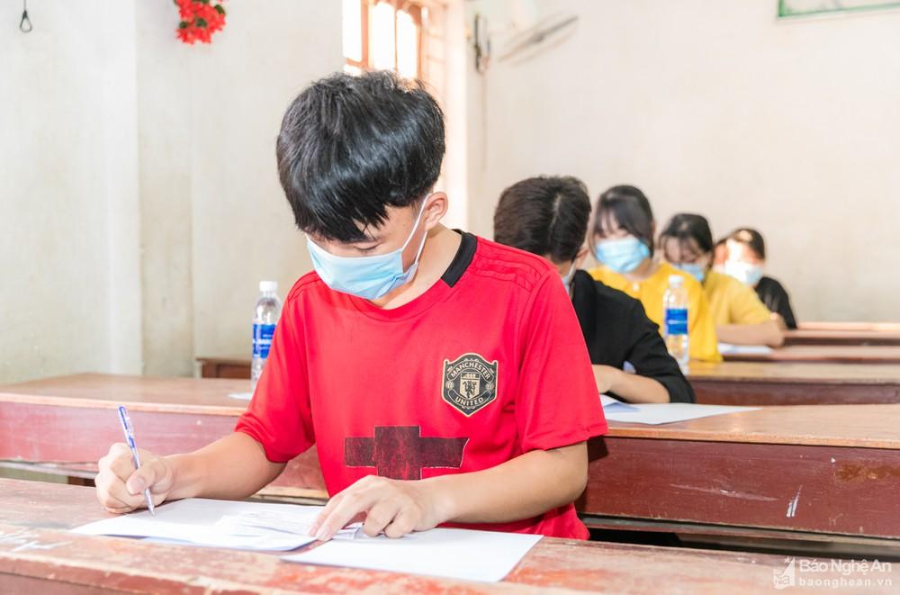 Đề thi môn Ngữ văn đề cập đến sự trưởng thành của giới trẻ và tình yêu, trách nhiệm với gia đình