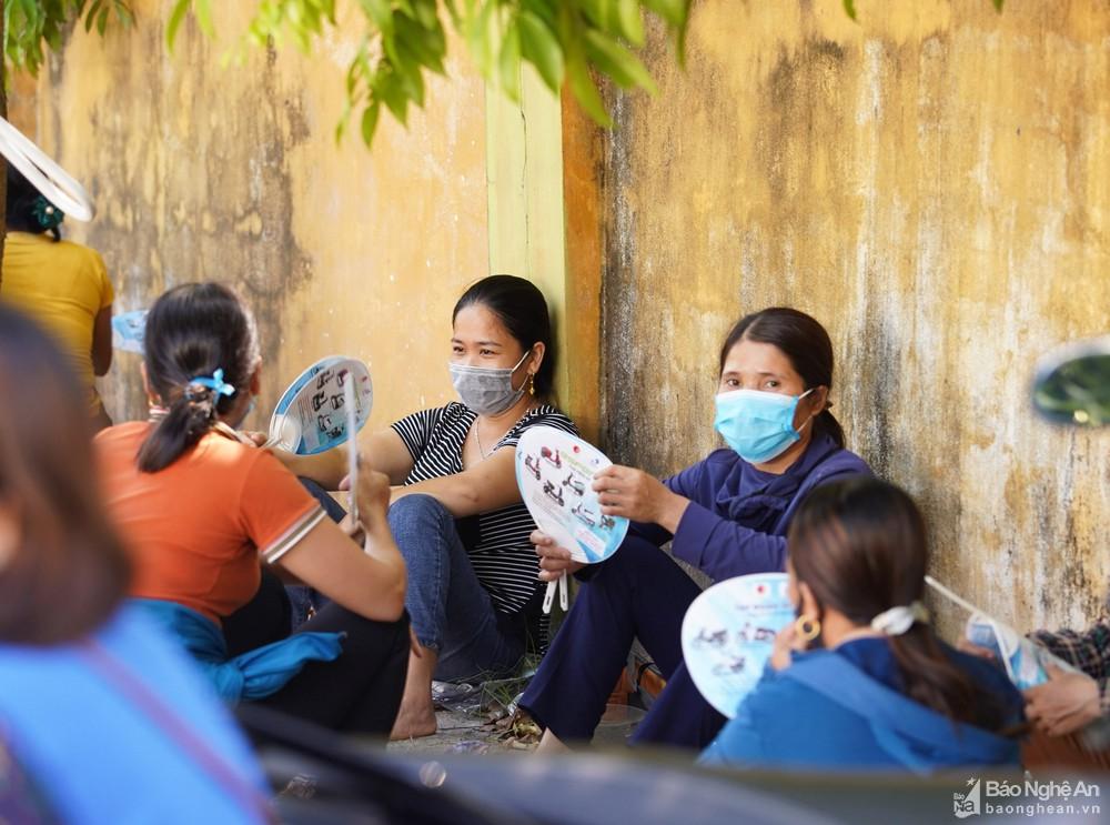 Phụ huynh Nghệ An 'đội nắng' hồi hộp chờ con ngoài phòng thi