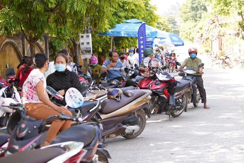 Phụ huynh Nghệ An 'đội nắng' hồi hộp chờ con ngoài phòng thi