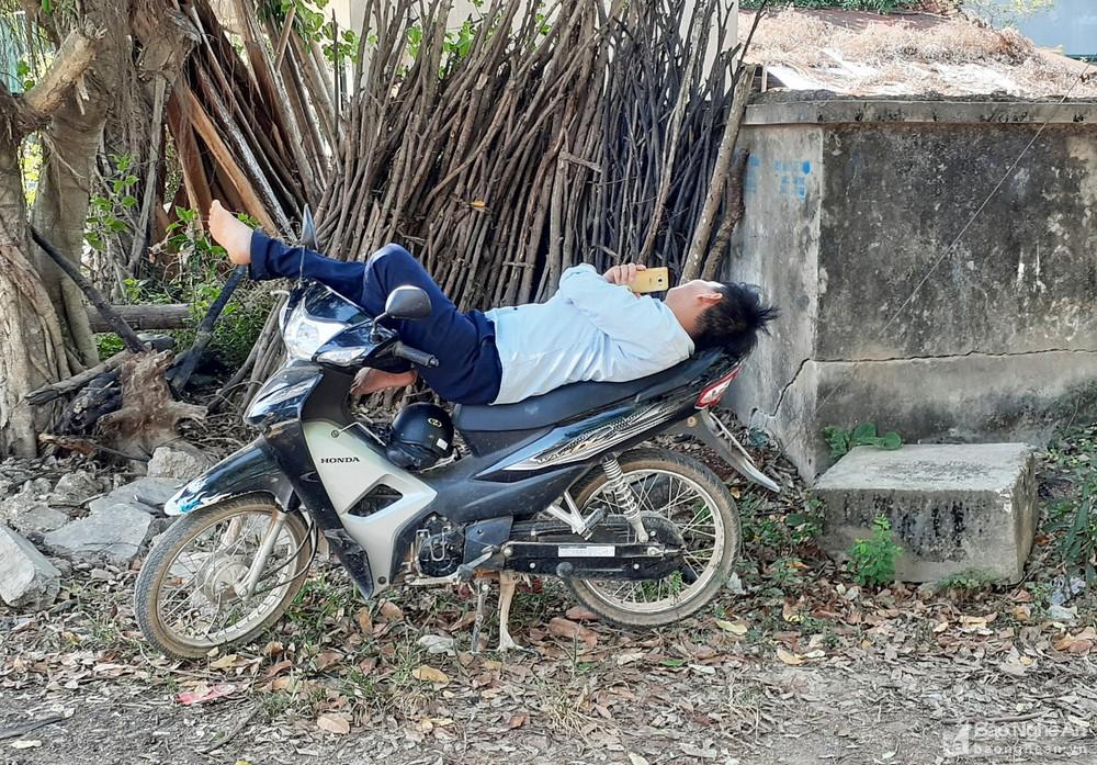 Phụ huynh Nghệ An 'đội nắng' hồi hộp chờ con ngoài phòng thi