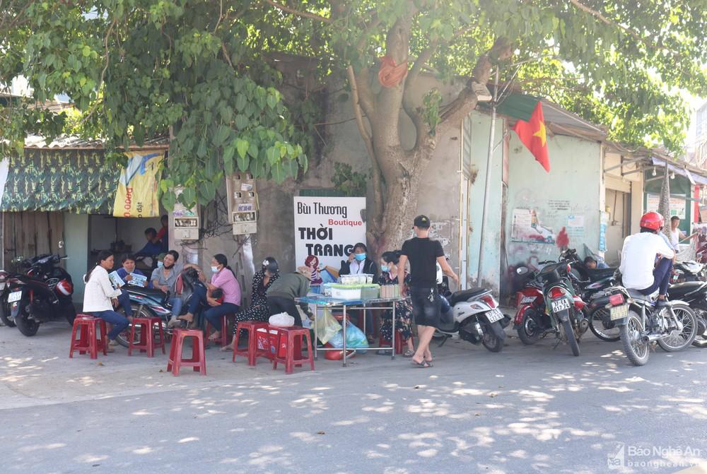 Phụ huynh Nghệ An 'đội nắng' hồi hộp chờ con ngoài phòng thi