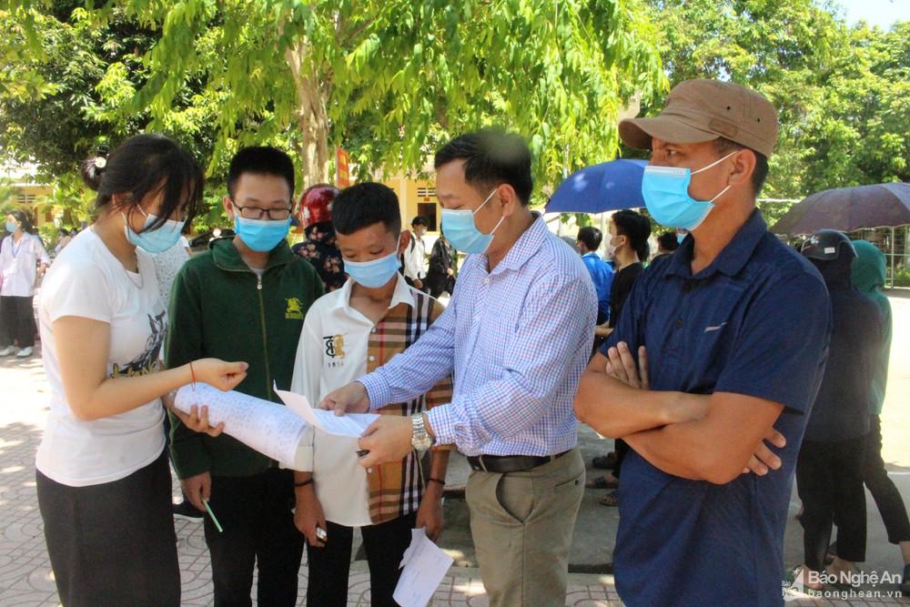 Đề thi môn Ngữ văn đề cập đến sự trưởng thành của giới trẻ và tình yêu, trách nhiệm với gia đình