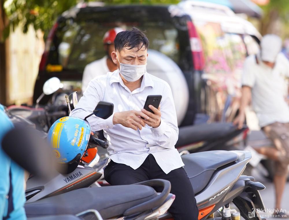 Phụ huynh Nghệ An 'đội nắng' hồi hộp chờ con ngoài phòng thi