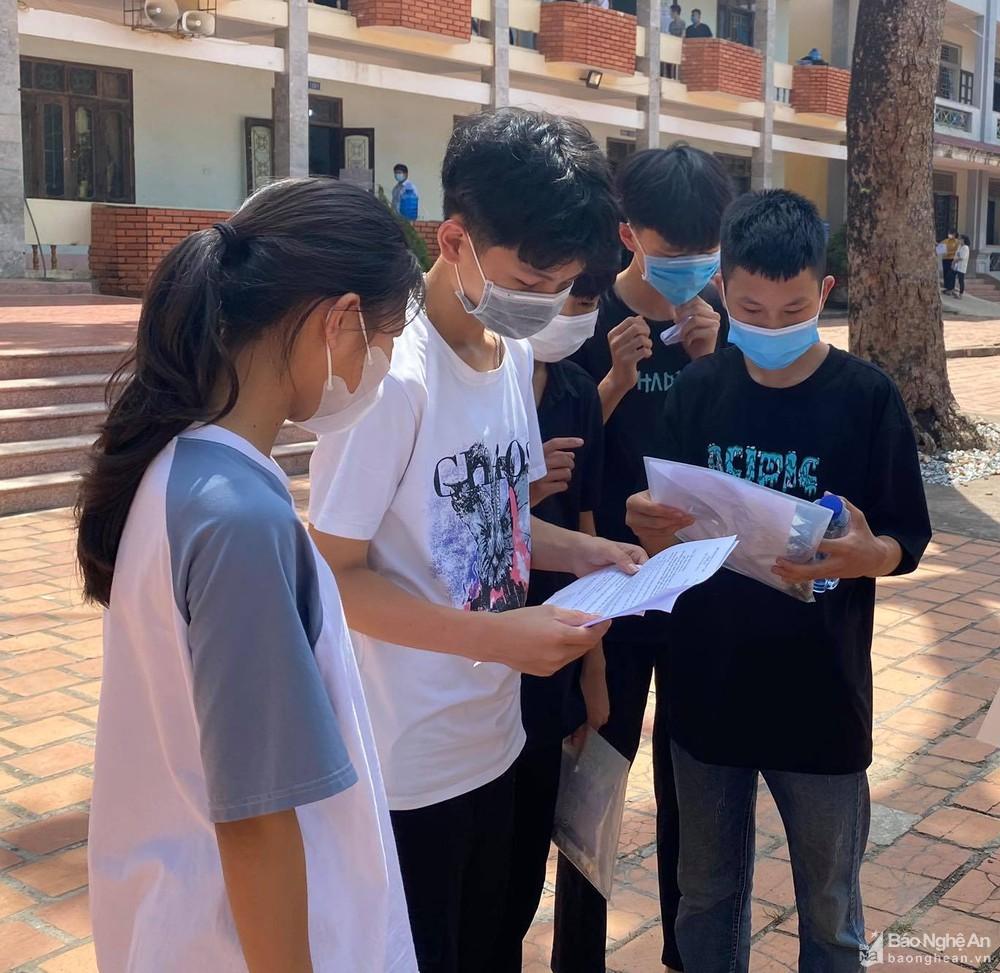 Đề thi môn Ngữ văn đề cập đến sự trưởng thành của giới trẻ và tình yêu, trách nhiệm với gia đình