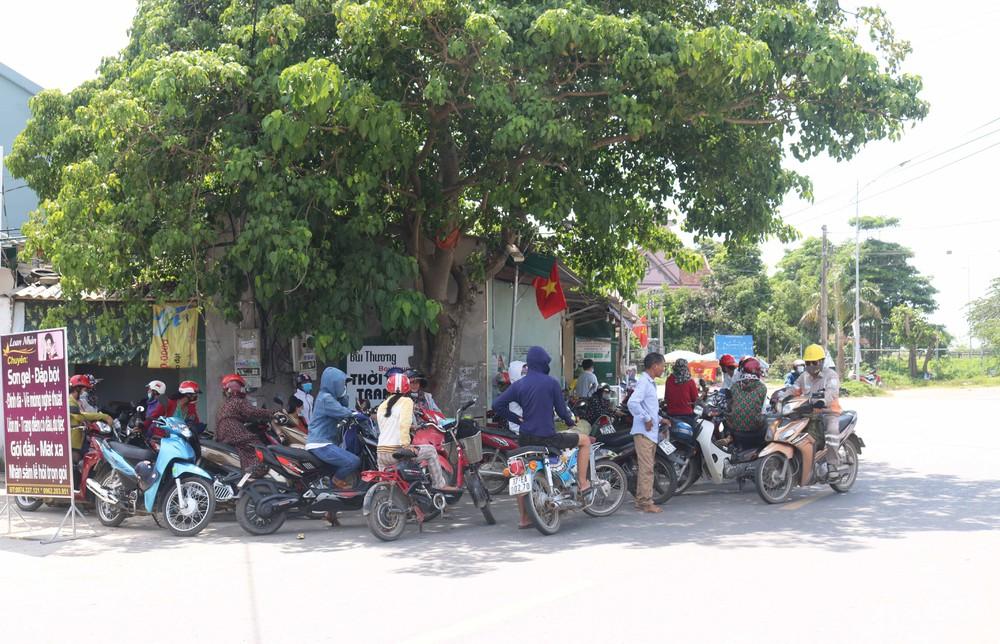 Phụ huynh Nghệ An 'đội nắng' hồi hộp chờ con ngoài phòng thi